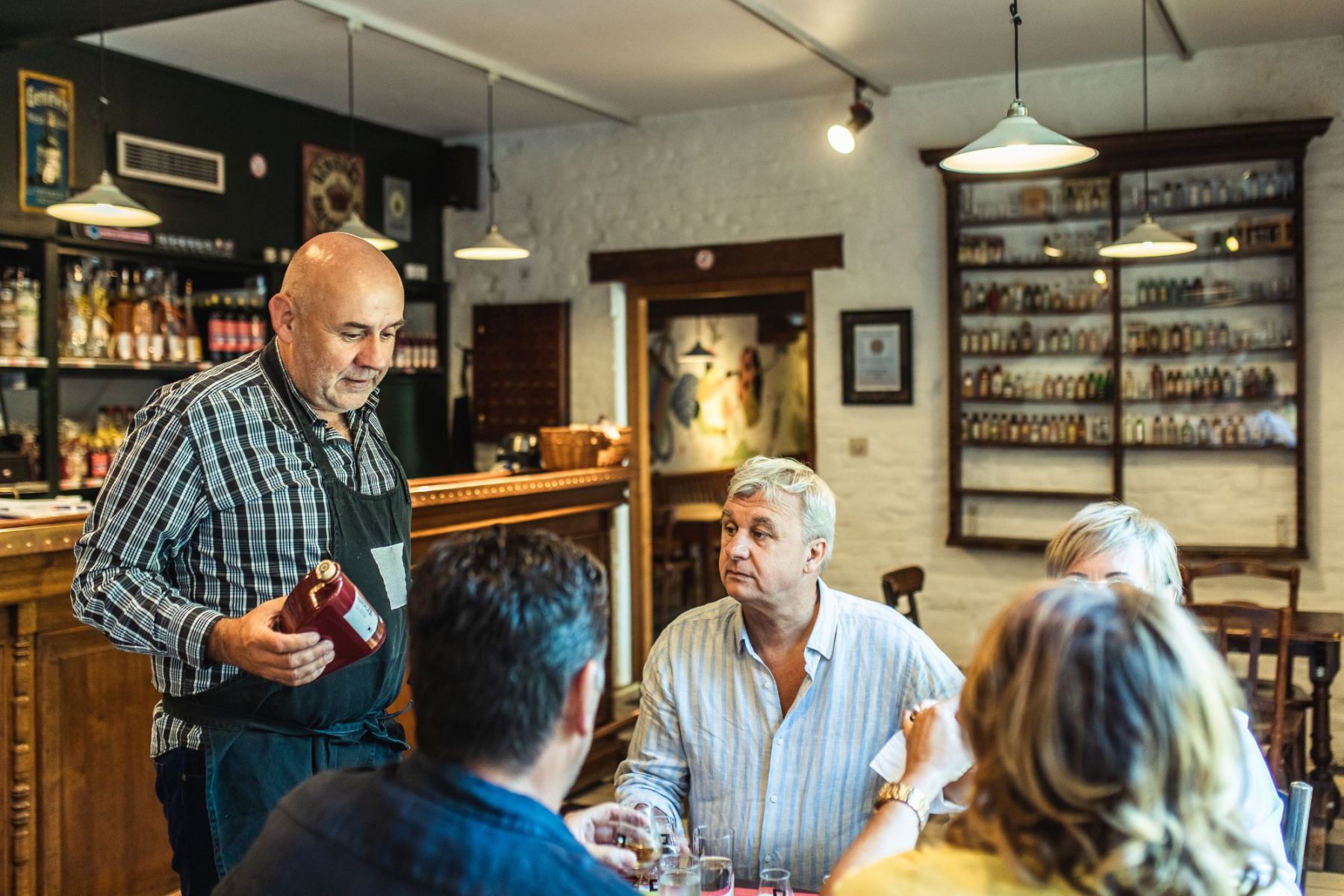 Proef jenever in het Jenevermuseum | © Visit Limburg / P. Vande Ven