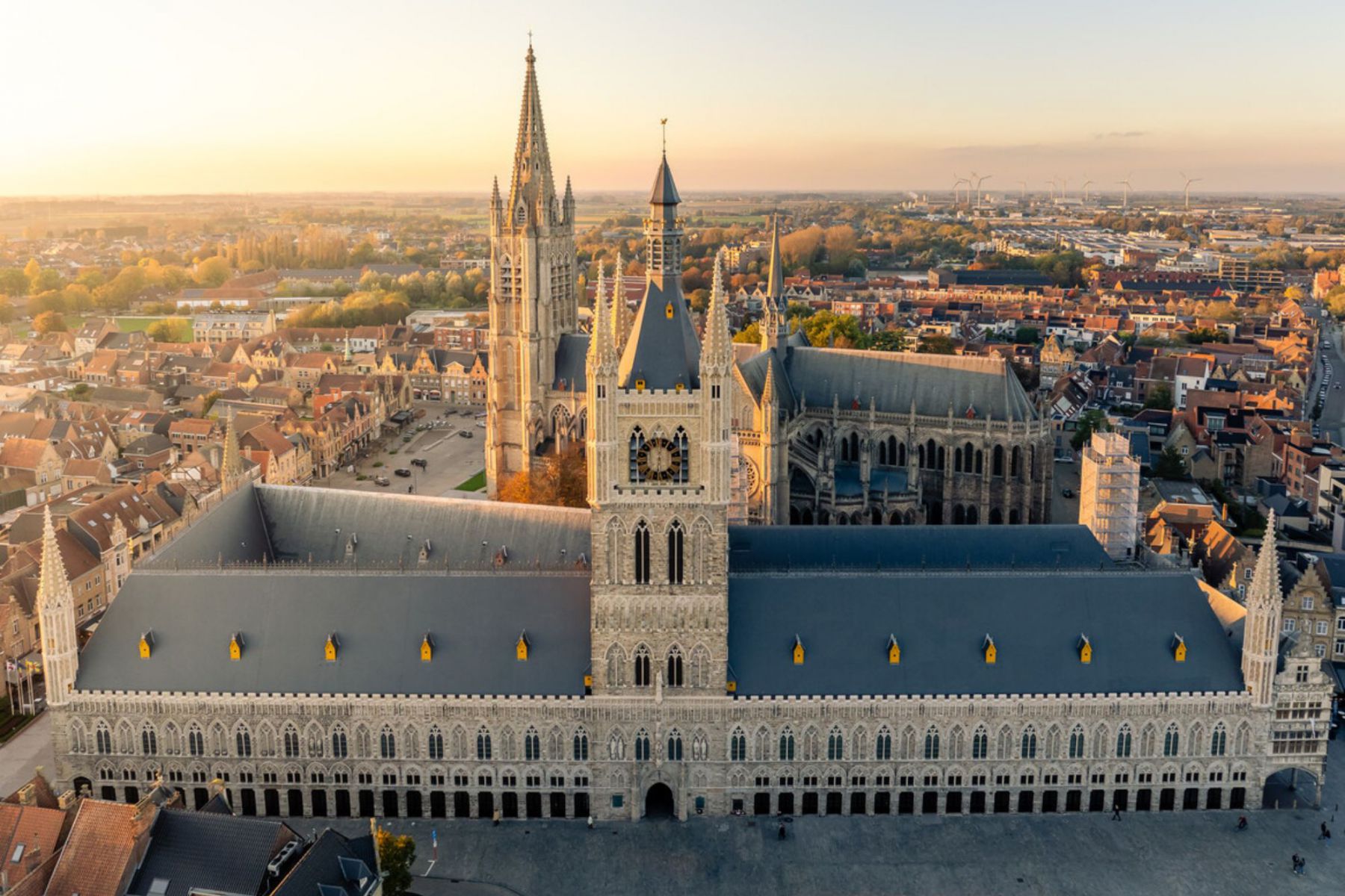 De Lakenhal is een icoon in het centrum van Ieper | [Credit opvragen bij Ingrid]