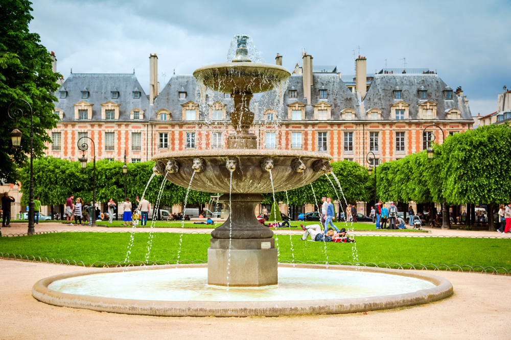 Place des Vosges in Parijs. Beeld: Nikada (iStock)